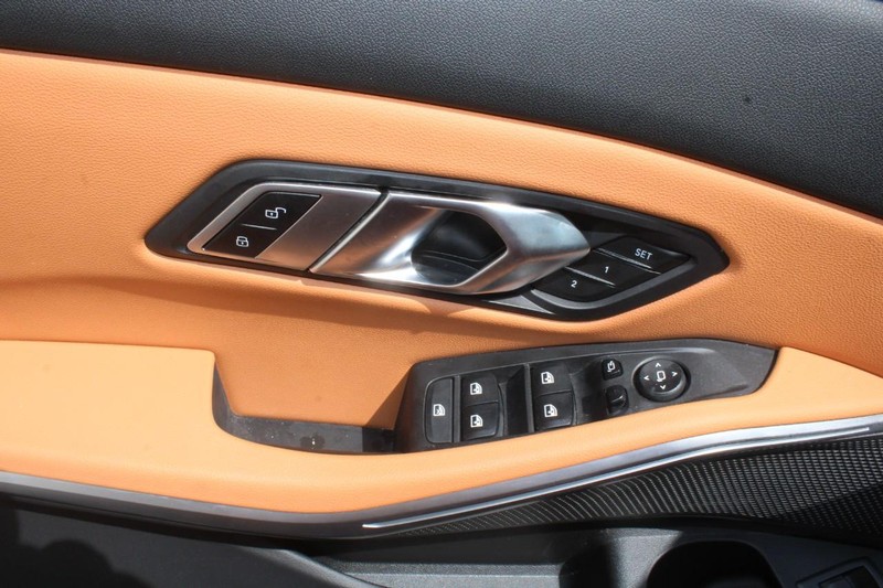 BMW 3 Series Vehicle Full-screen Gallery Image 14