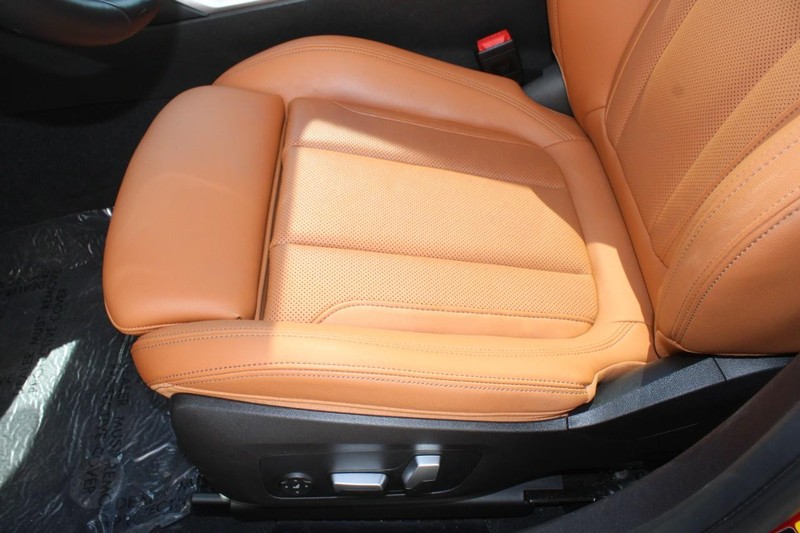 BMW 3 Series Vehicle Full-screen Gallery Image 15