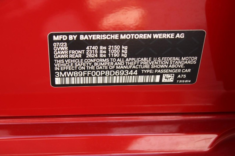 BMW 3 Series Vehicle Full-screen Gallery Image 16