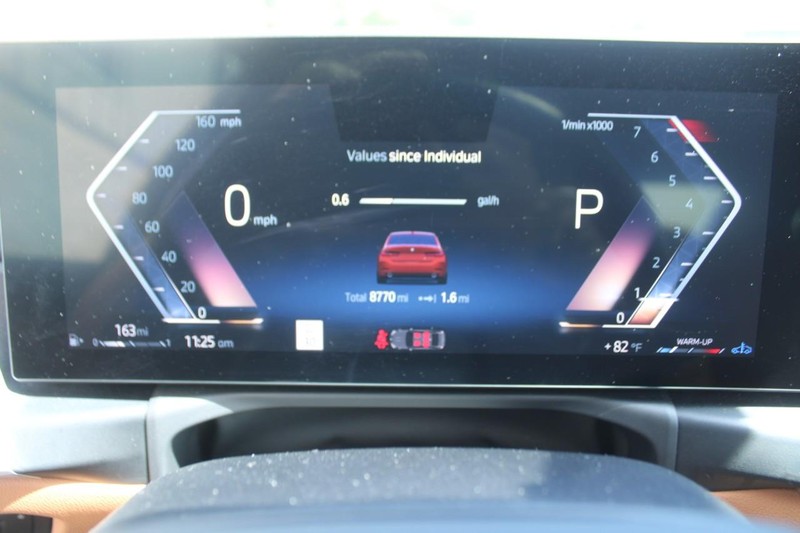 BMW 3 Series Vehicle Full-screen Gallery Image 17