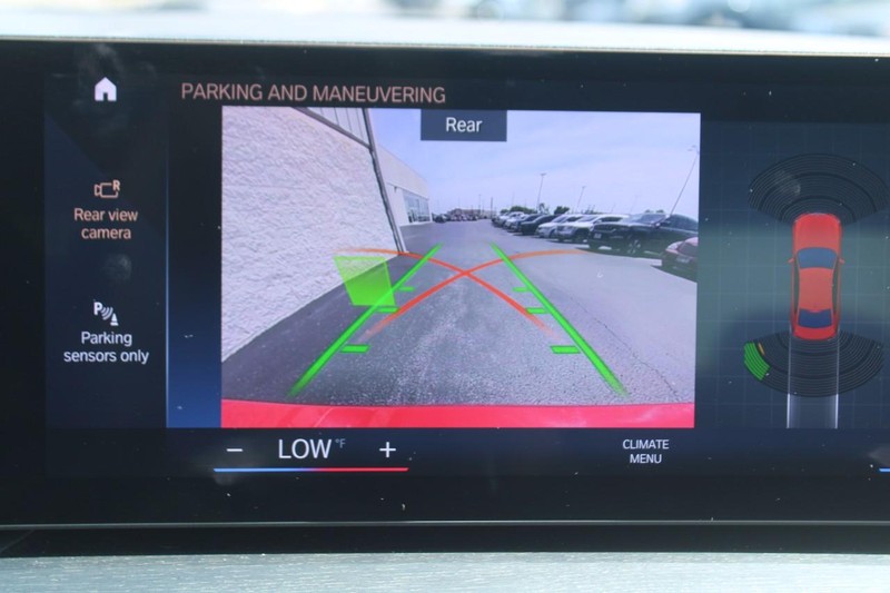 BMW 3 Series Vehicle Full-screen Gallery Image 19