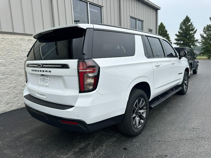 Chevrolet Suburban Vehicle Full-screen Gallery Image 03