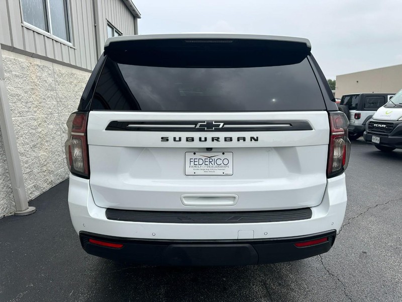 Chevrolet Suburban Vehicle Full-screen Gallery Image 04