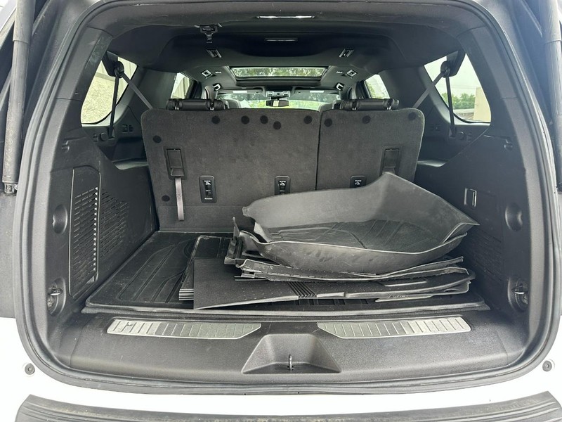 Chevrolet Suburban Vehicle Full-screen Gallery Image 05