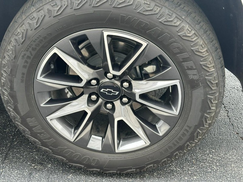 Chevrolet Suburban Vehicle Full-screen Gallery Image 06