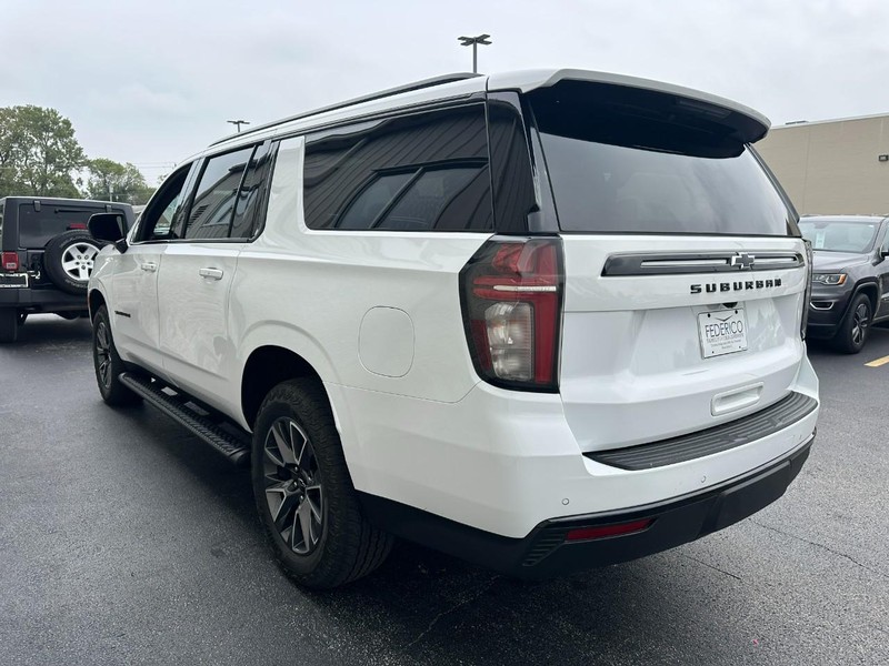 Chevrolet Suburban Vehicle Full-screen Gallery Image 07