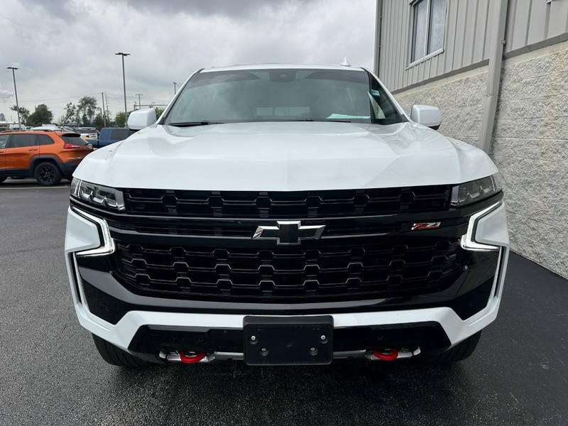 Chevrolet Suburban Vehicle Full-screen Gallery Image 09