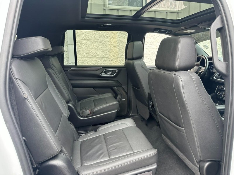 Chevrolet Suburban Vehicle Full-screen Gallery Image 10