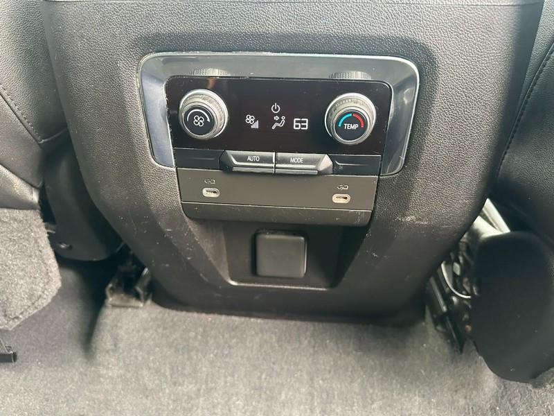 Chevrolet Suburban Vehicle Full-screen Gallery Image 12