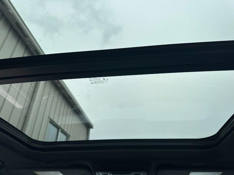 Chevrolet Suburban Vehicle Full-screen Gallery Image 13