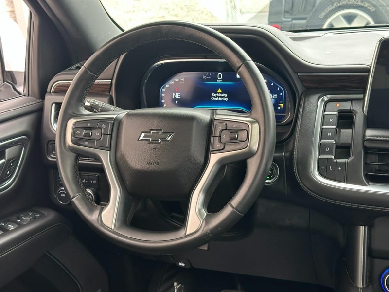 Chevrolet Suburban Vehicle Full-screen Gallery Image 15