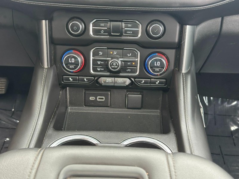 Chevrolet Suburban Vehicle Full-screen Gallery Image 17