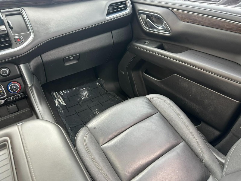 Chevrolet Suburban Vehicle Full-screen Gallery Image 18