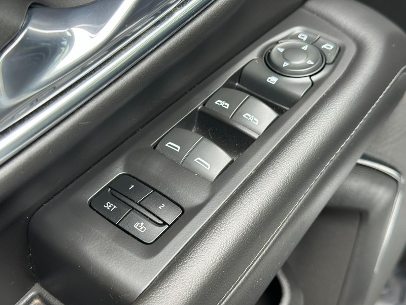 Chevrolet Suburban Vehicle Full-screen Gallery Image 19