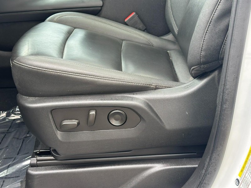 Chevrolet Suburban Vehicle Full-screen Gallery Image 20