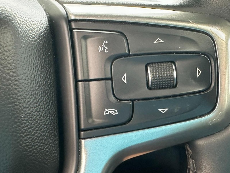 Chevrolet Suburban Vehicle Full-screen Gallery Image 22