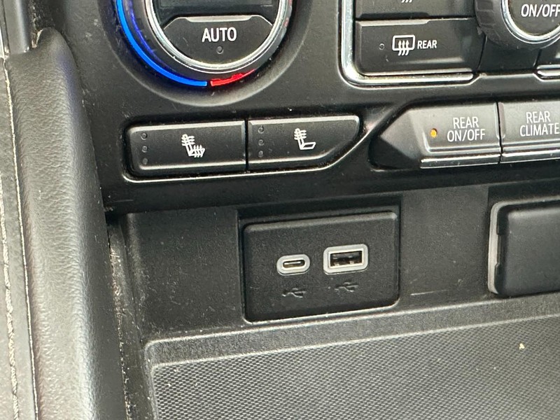 Chevrolet Suburban Vehicle Full-screen Gallery Image 24