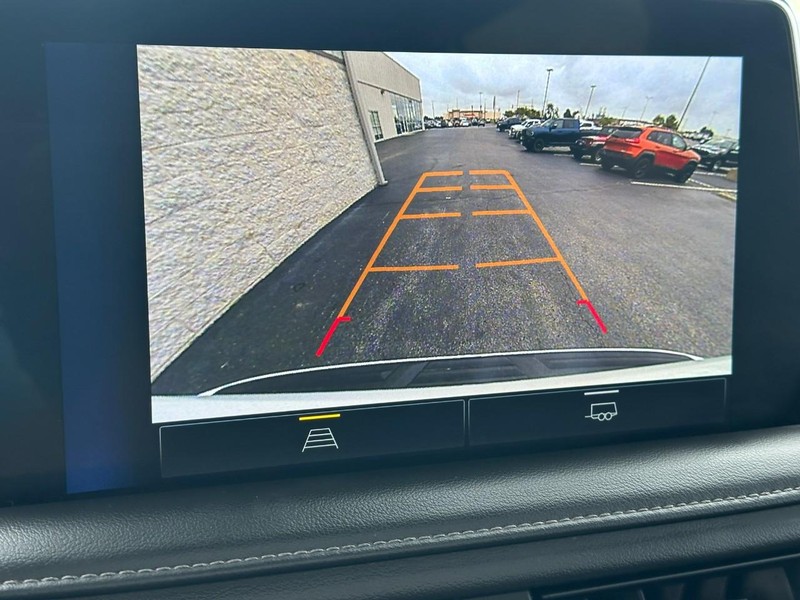 Chevrolet Suburban Vehicle Full-screen Gallery Image 25