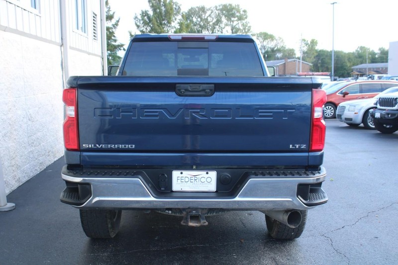 Chevrolet Silverado 2500HD Vehicle Full-screen Gallery Image 04