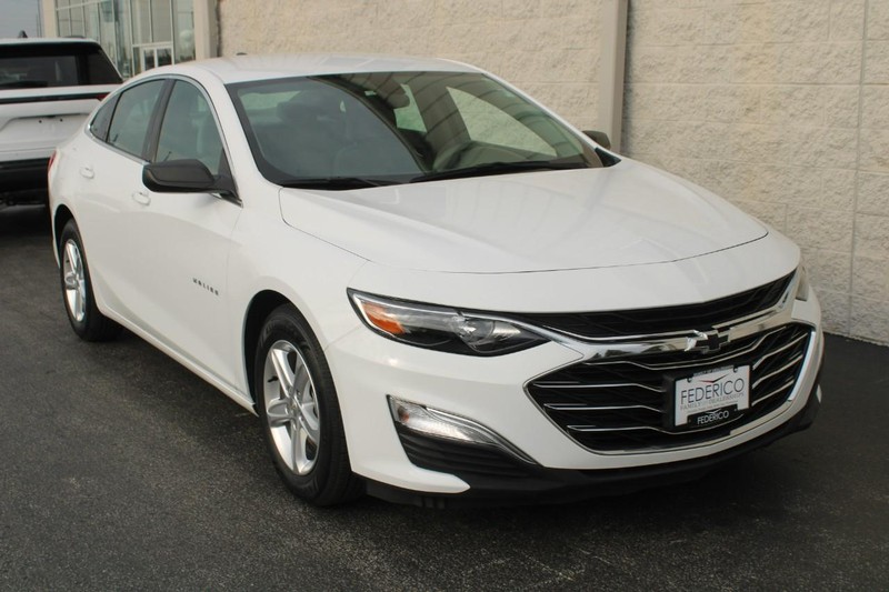 Chevrolet Malibu Vehicle Full-screen Gallery Image 02