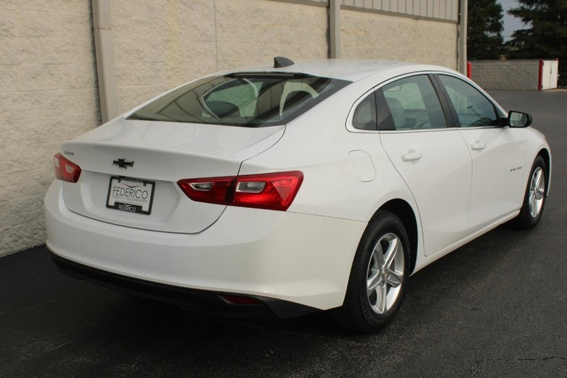 Chevrolet Malibu Vehicle Full-screen Gallery Image 03