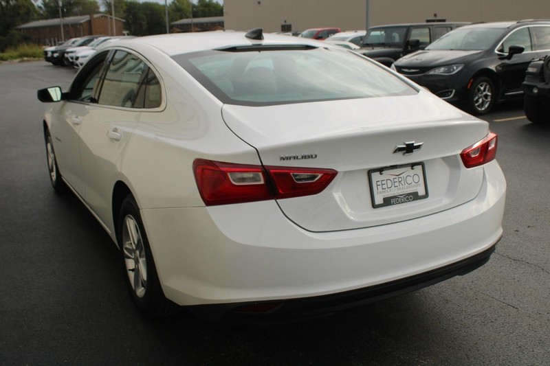 Chevrolet Malibu Vehicle Full-screen Gallery Image 05