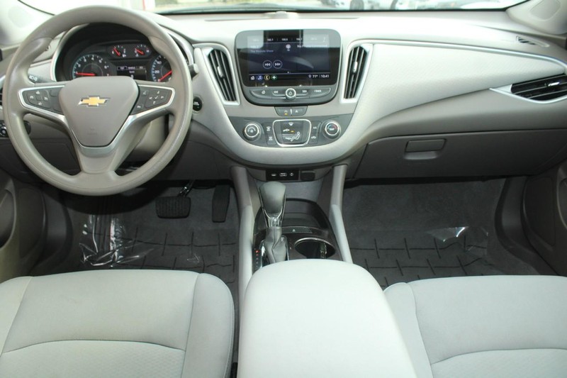 Chevrolet Malibu Vehicle Full-screen Gallery Image 10