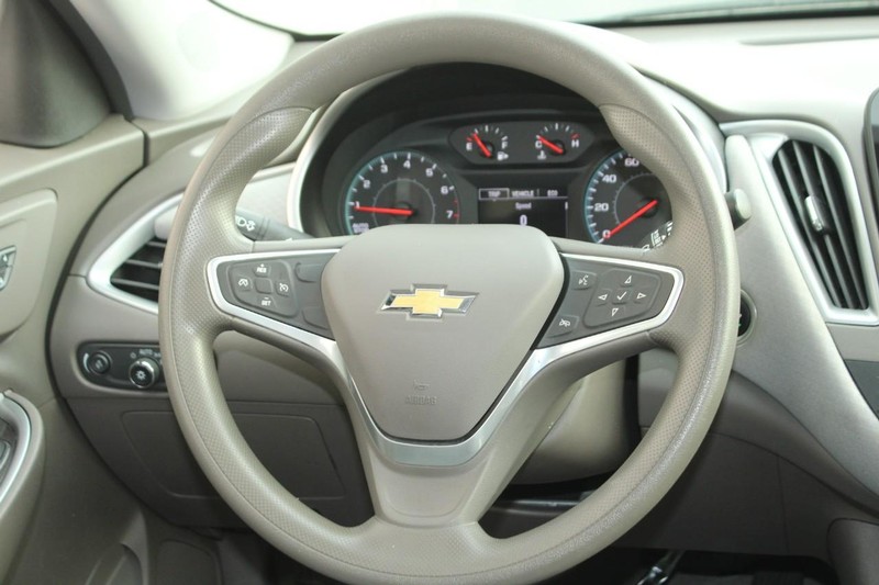 Chevrolet Malibu Vehicle Full-screen Gallery Image 11