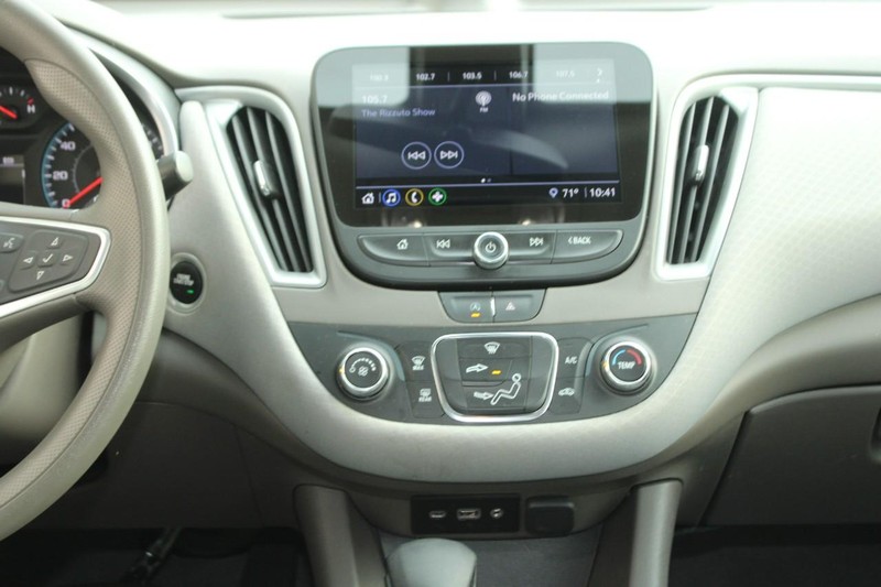 Chevrolet Malibu Vehicle Full-screen Gallery Image 12