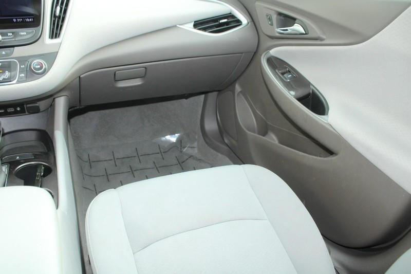 Chevrolet Malibu Vehicle Full-screen Gallery Image 13