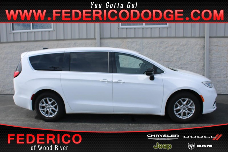 Chrysler Pacifica Vehicle Full-screen Gallery Image 01