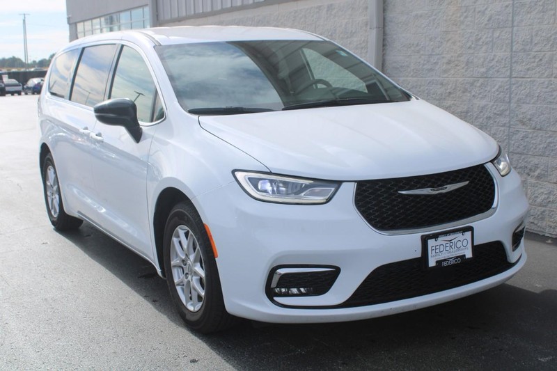 Chrysler Pacifica Vehicle Full-screen Gallery Image 02