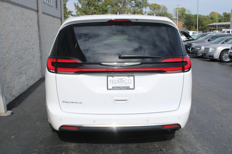 Chrysler Pacifica Vehicle Full-screen Gallery Image 04