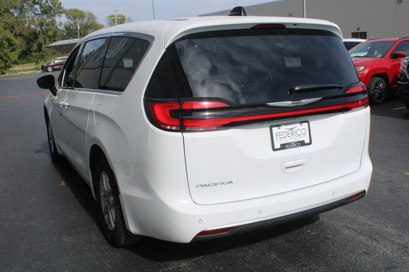 Chrysler Pacifica Vehicle Full-screen Gallery Image 05