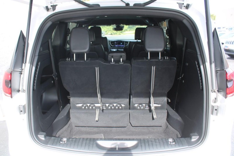 Chrysler Pacifica Vehicle Full-screen Gallery Image 06