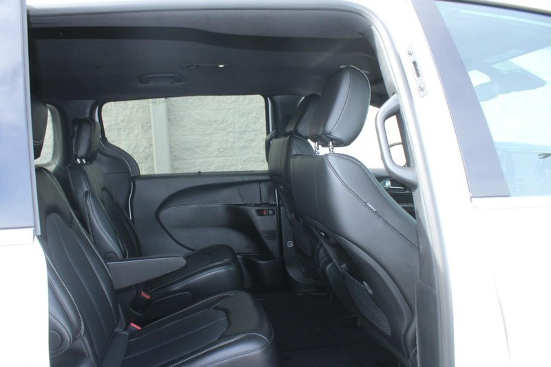 Chrysler Pacifica Vehicle Full-screen Gallery Image 09