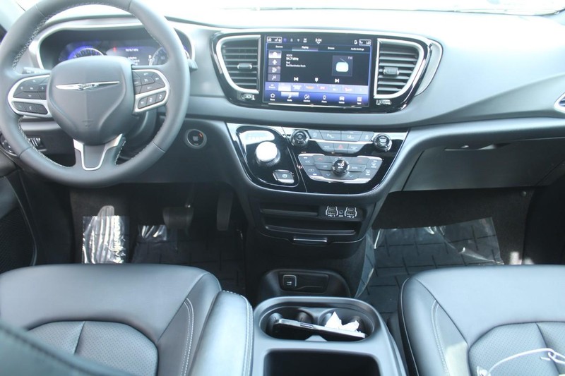 Chrysler Pacifica Vehicle Full-screen Gallery Image 10