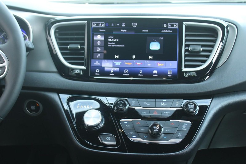 Chrysler Pacifica Vehicle Full-screen Gallery Image 12