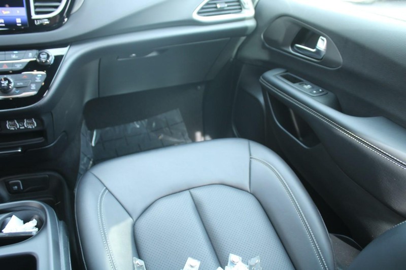 Chrysler Pacifica Vehicle Full-screen Gallery Image 13