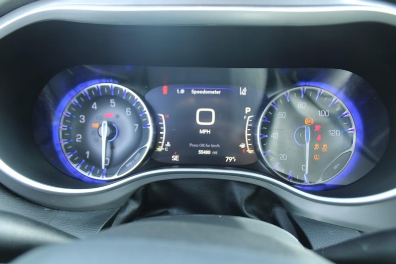 Chrysler Pacifica Vehicle Full-screen Gallery Image 16