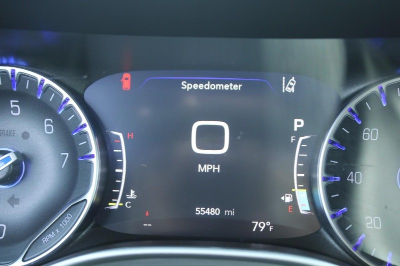 Chrysler Pacifica Vehicle Full-screen Gallery Image 17