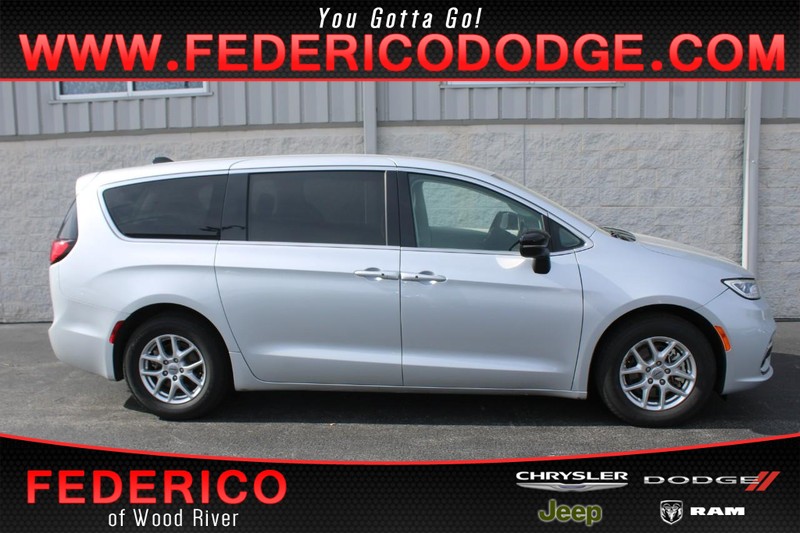 Chrysler Pacifica Vehicle Full-screen Gallery Image 01