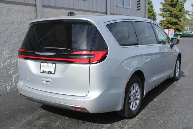 Chrysler Pacifica Vehicle Full-screen Gallery Image 03