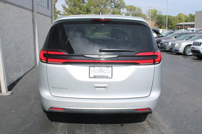 Chrysler Pacifica Vehicle Full-screen Gallery Image 04