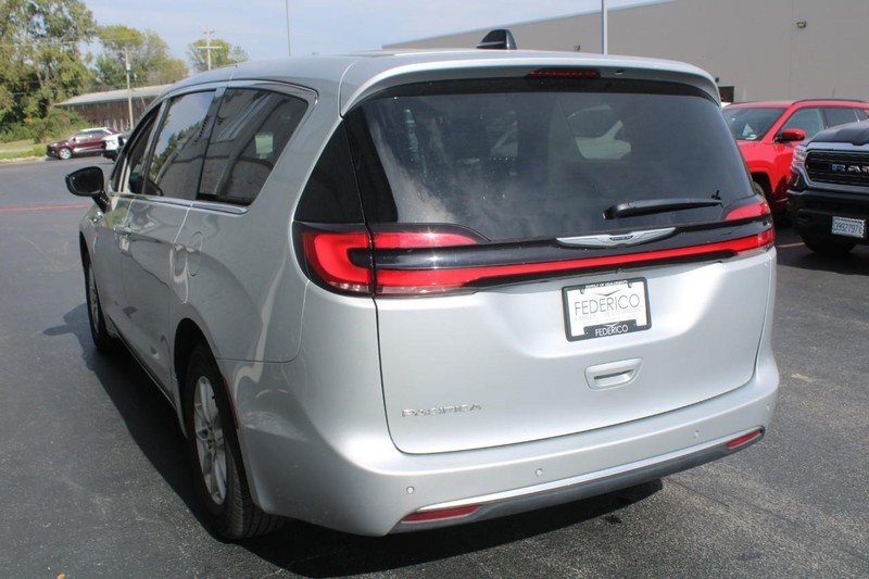 Chrysler Pacifica Vehicle Full-screen Gallery Image 05
