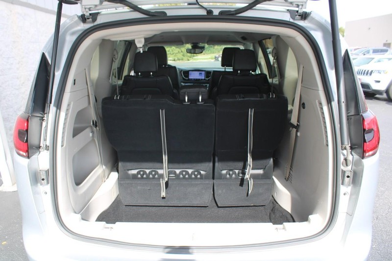 Chrysler Pacifica Vehicle Full-screen Gallery Image 06