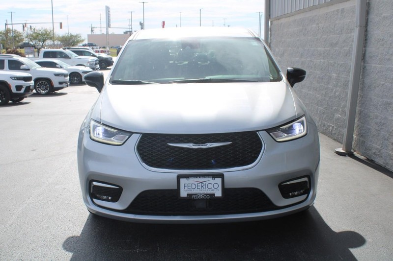 Chrysler Pacifica Vehicle Full-screen Gallery Image 08