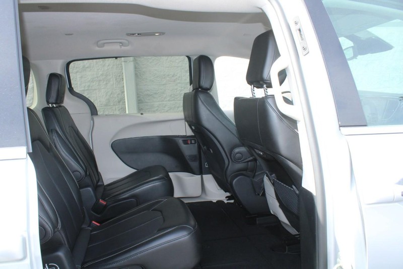 Chrysler Pacifica Vehicle Full-screen Gallery Image 09