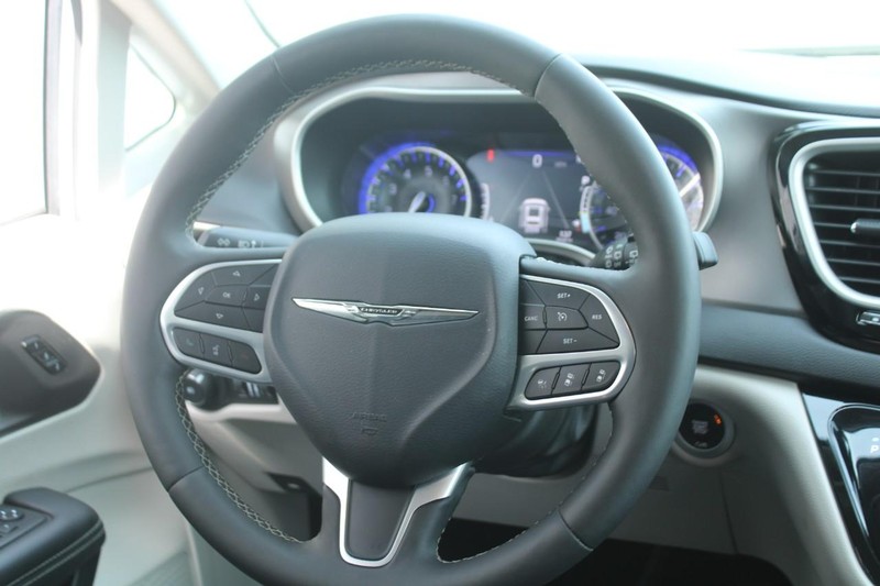Chrysler Pacifica Vehicle Full-screen Gallery Image 11