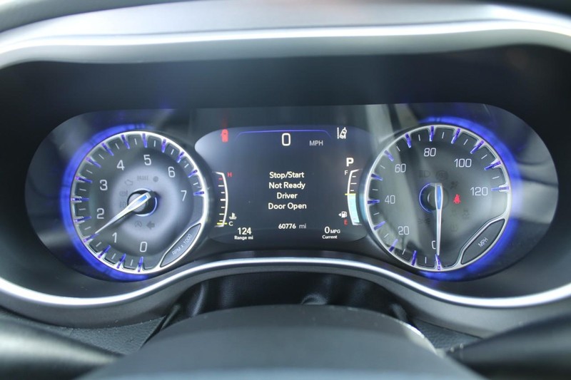 Chrysler Pacifica Vehicle Full-screen Gallery Image 18